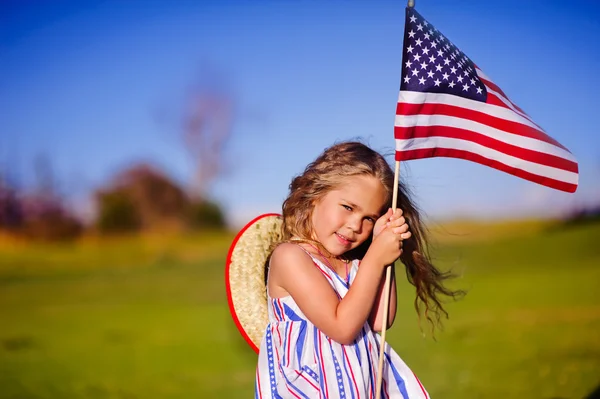 Küçük kız sallayarak Amerikan bayrağı Stok Fotoğraf