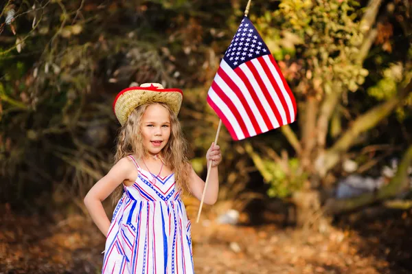 Küçük kız sallayarak Amerikan bayrağı - Stok İmaj