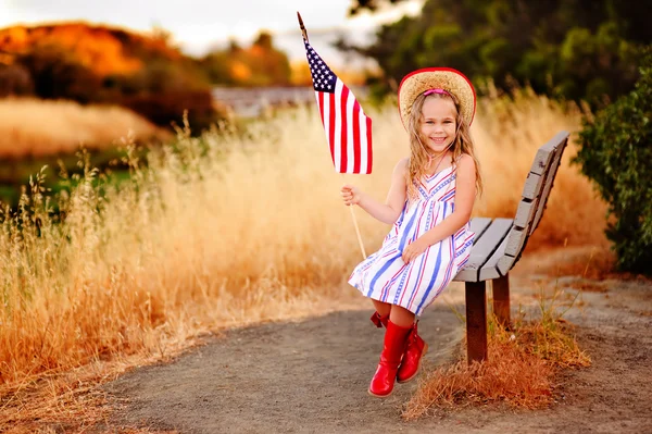 Küçük kız sallayarak Amerikan bayrağı Stok Fotoğraf