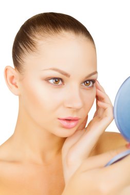 Gülümseyen genç kadın