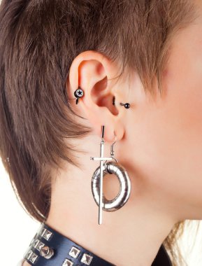 Piercing ile seksi kız