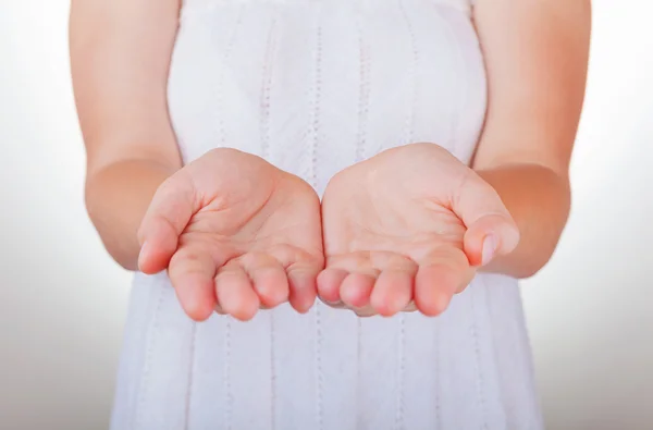 Le mani aperte della donna — Foto Stock