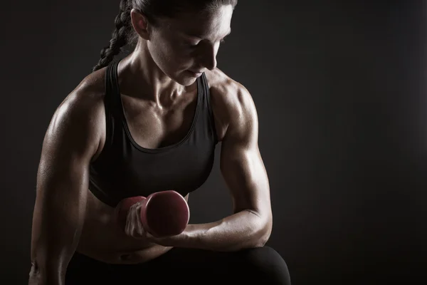 Fitness-Frau mit Hanteln — Stockfoto