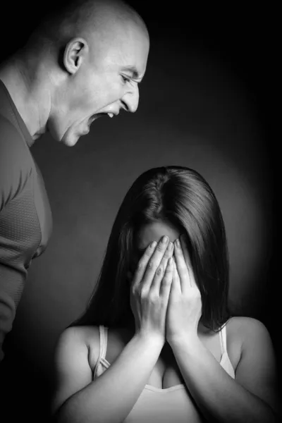 Мужчина кричит на молодую женщину — стоковое фото
