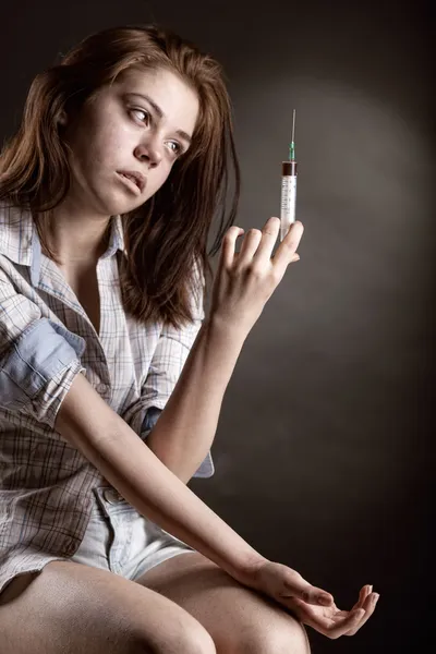 Mujer joven con drogas —  Fotos de Stock