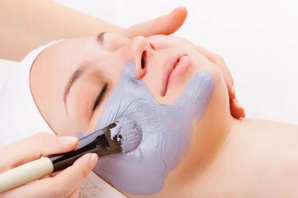 Applying facial mask — Stock Photo, Image