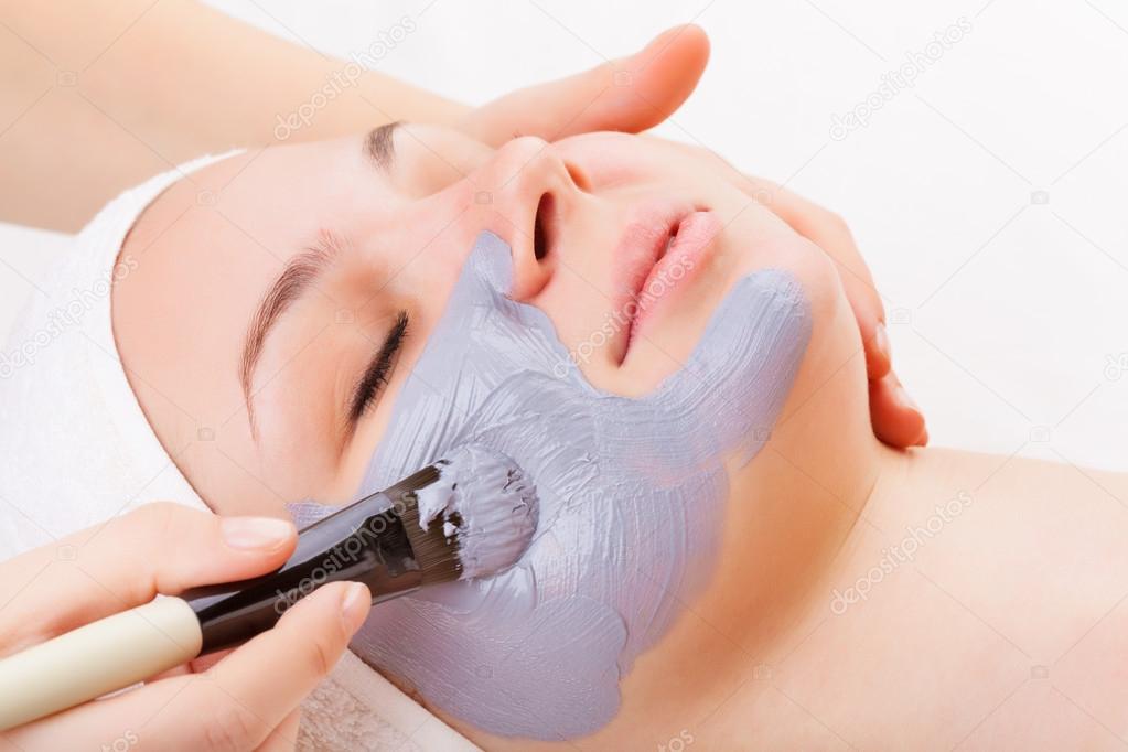Applying facial mask