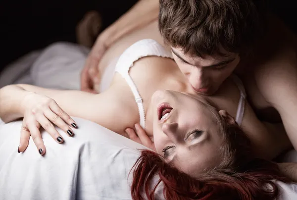 Casal jovem fazendo amor — Fotografia de Stock