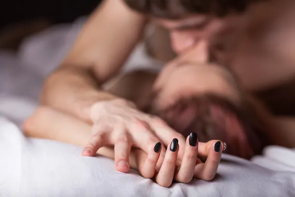 Casal jovem fazendo amor — Fotografia de Stock