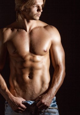 Genç kaslı adam 