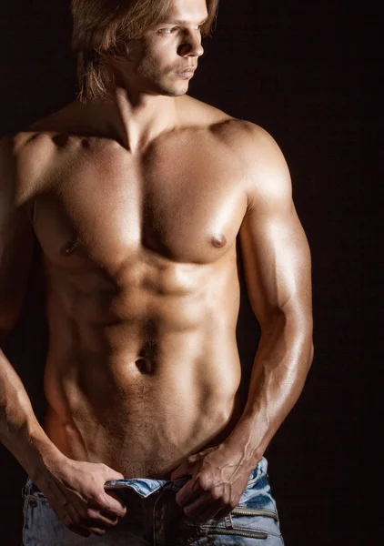 Genç kaslı adam 