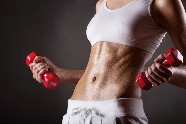 Fitness-Frau mit Kurzhanteln — Stockfoto