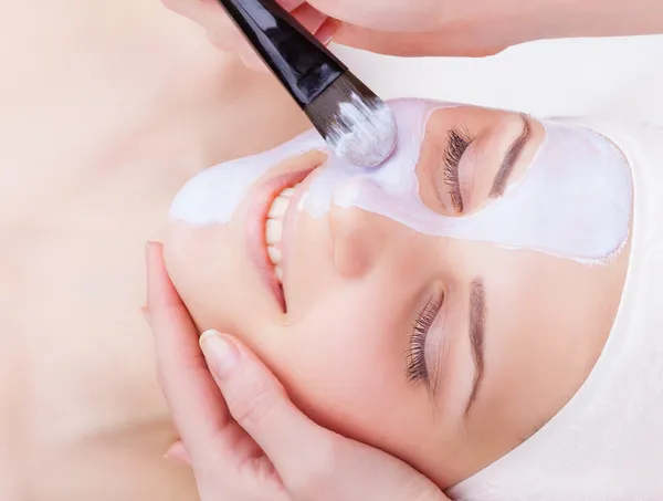 Applying facial mask — Stock Photo, Image