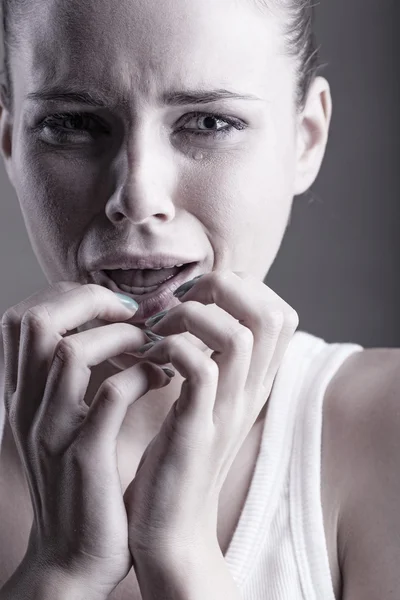 Jovem mulher chorando — Fotografia de Stock