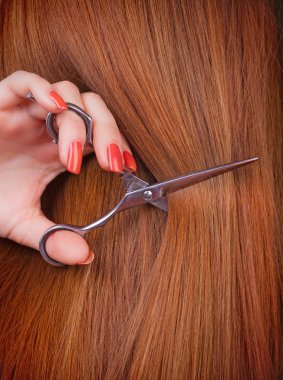 bir müşteri ile çalışan Kuaför