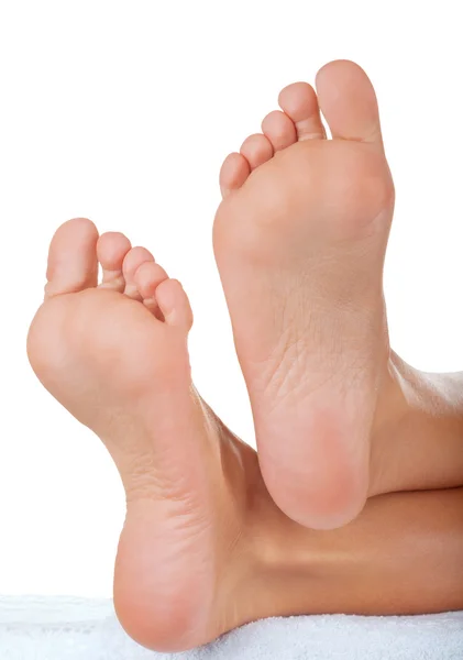 Goed verzorgd vrouwelijke voeten — Stockfoto