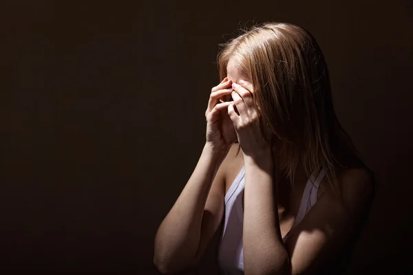 Mujer llorando joven — Foto de Stock