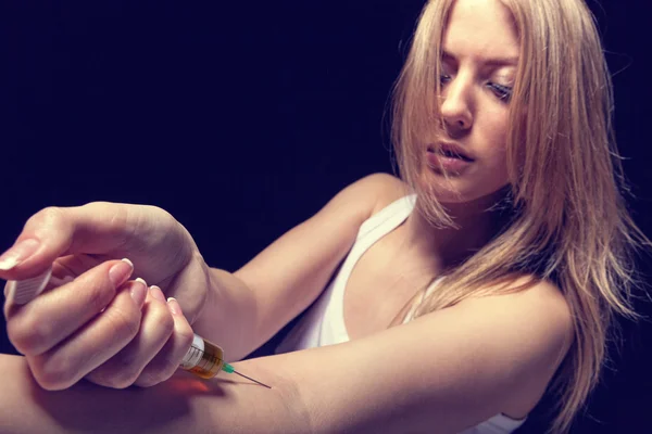 Mujer joven con drogas — Foto de Stock