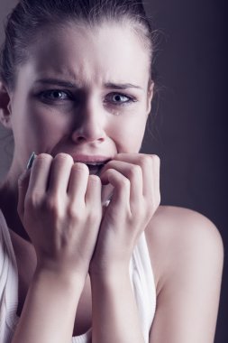 Kız gözyaşları içinde