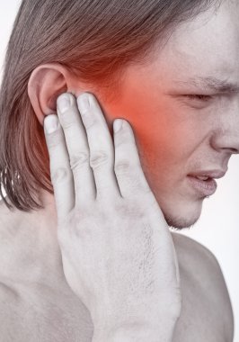 Kulak ağrısı