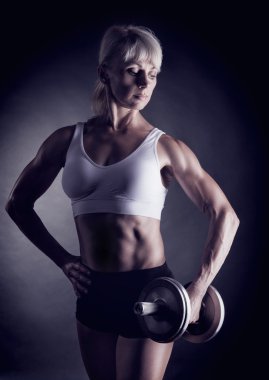 Dambılı fitness kadını.