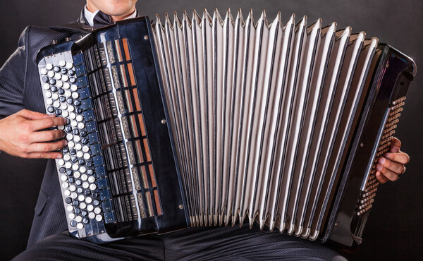 Играя в аккордеон
