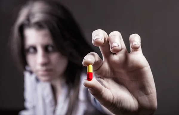 Chica con pastillas — Foto de Stock