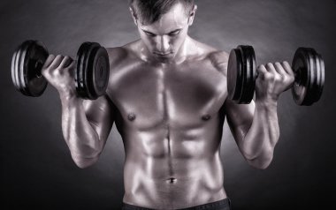 Adam ağırlık kaldırıyor. 