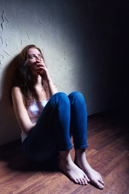 Yalnız hüzünlü kadın 