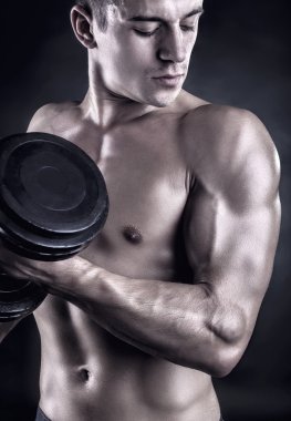 Dambılı kaslı adam. 
