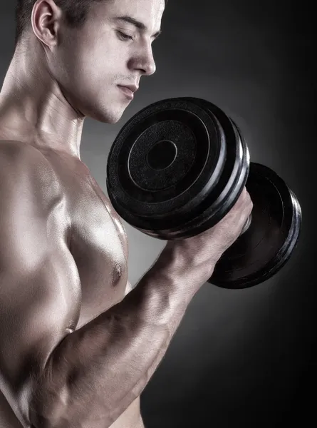 Hombre musculoso con mancuernas — Foto de Stock