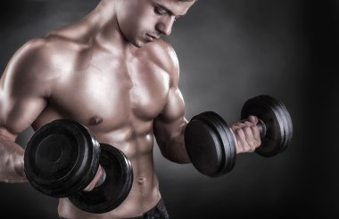 Adam ağırlık kaldırıyor. 