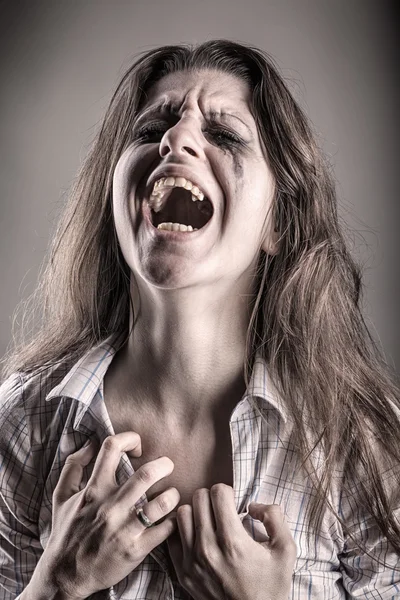 Ung gråtande kvinna — Stockfoto