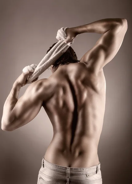 Młody człowiek mięśni — Zdjęcie stockowe