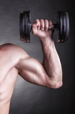 Adam ağırlık kaldırıyor. 