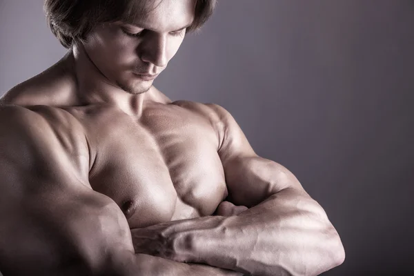 Jovem muscular homem — Fotografia de Stock