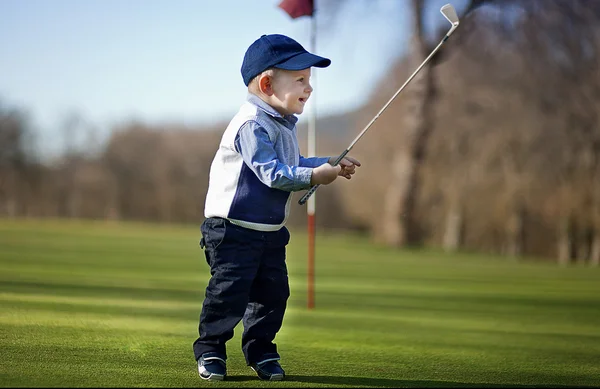 Niño en el campo de golf — Stock Photo, Image