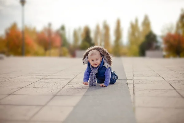 Niño gateando