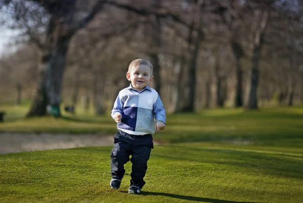 Niño en el campo de golf