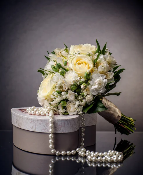 Ramo de flores sobre una caja