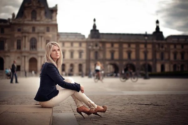 Mujer turist sentada tr una plaza tr paris