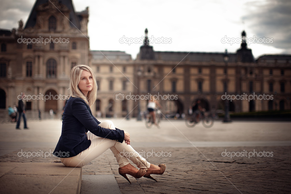 Mujer turista sentada en una plaza en Paris