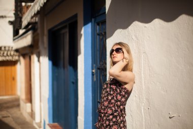 pared gafas apoyada tr una Mujer con