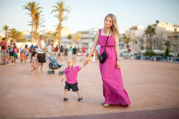 Anne paseando con el hijo