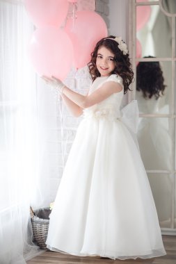 Niña bailando con los globos