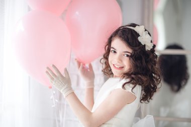 Niña bailando con los globos
