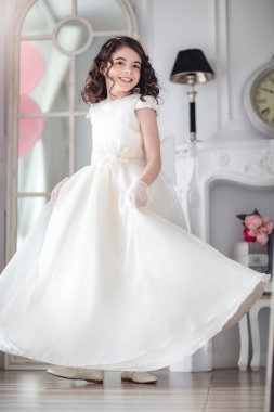 Niña bailando con los globos