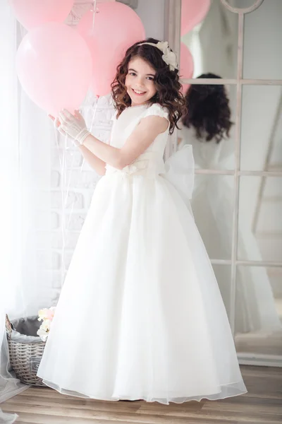 Niña bailando con los globos