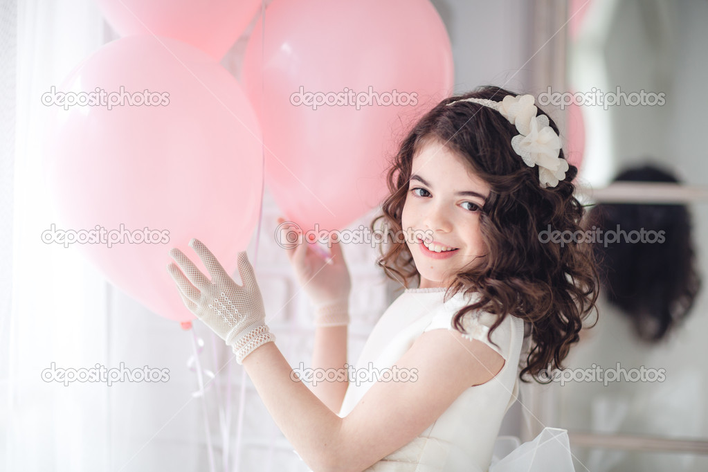 Niña bailando con los globos