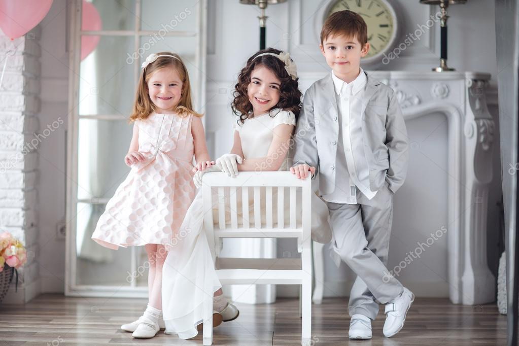 Niños elegantes bien vestidos